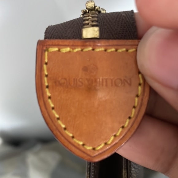 A toilitre bag that is still in style authentic Louis Vuitton - Picture 3 of 4